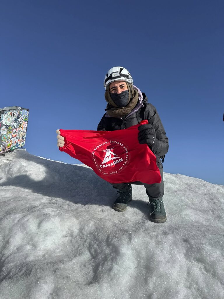 5.137 metre aĞri daĞi zİrvesİ 🏔️camadan sporcumuz alla elfallah, 5.137 metre yüksekliğindeki