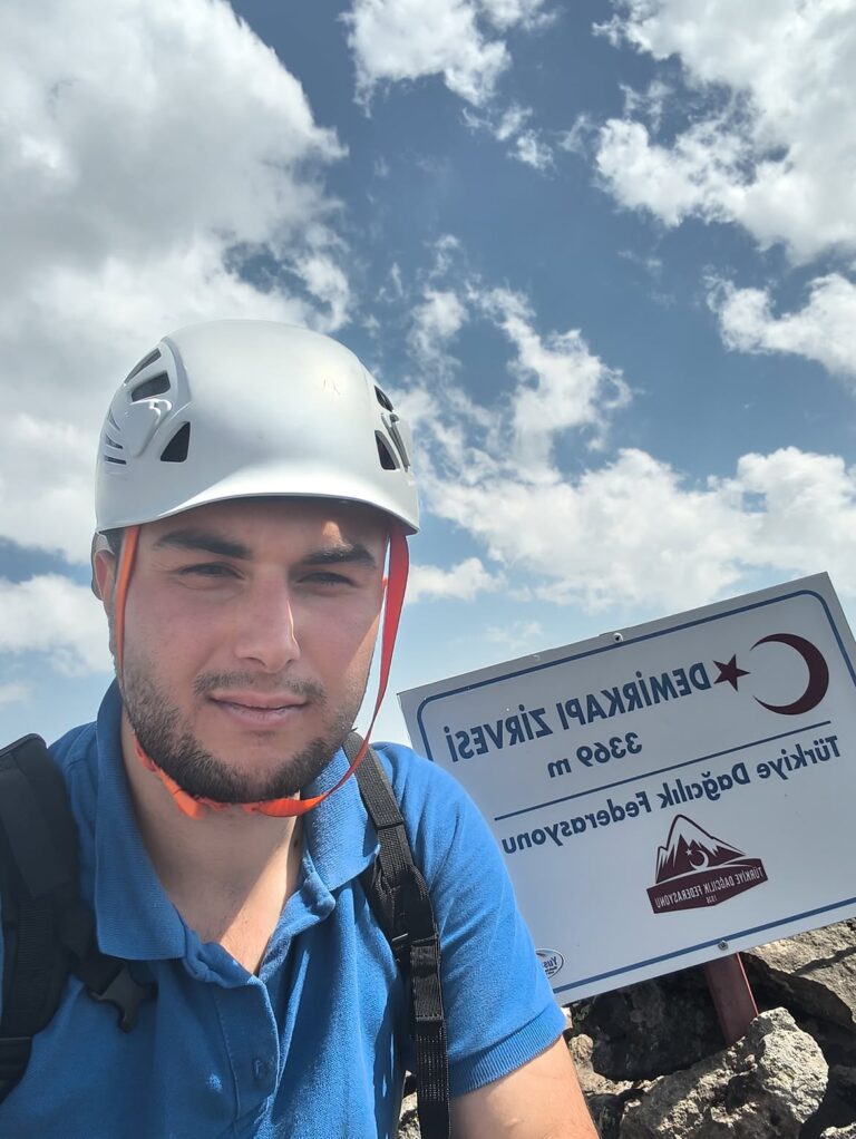 demirkapı zirvesi 3.369 metrecamadan sporcumuz ahmet kuşdil, 3.369 metre yüksekliğindeki demir