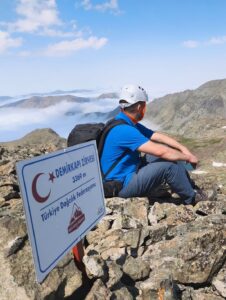 demirkapı zirvesi 3.369 metrecamadan sporcumuz ahmet kuşdil, 3.369 metre yüksekliğindeki demir(2)