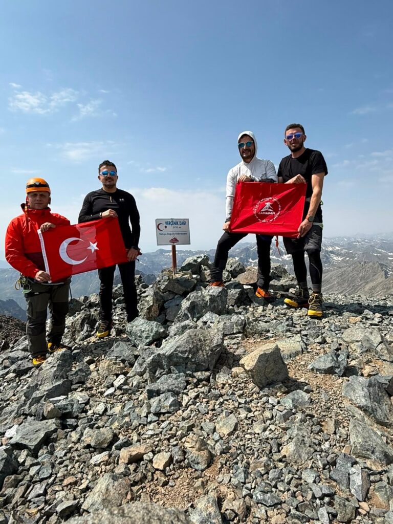 verÇenİk zİrvesİ 3.711 metrecamadan sporcularımız hakan korkmaz, kürşat mazlum, mesut selçuk v