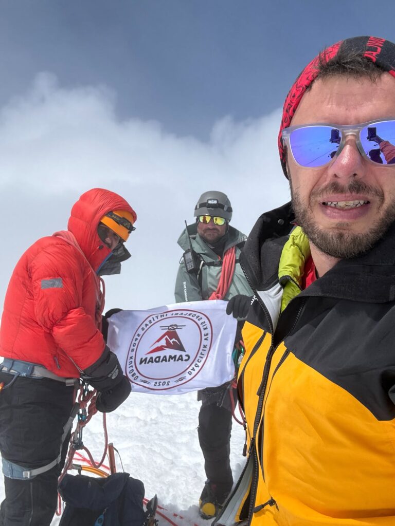 Sporcularımız Tetnuldi Zirve'de 🏔️ tetnuldİ zİrvesİ 4.858 mcamadan dağcılık ve kış sporları İhtisas spor kulübü sporcularımız